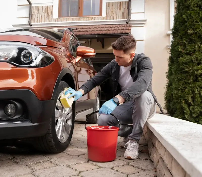 Lavage auto à domicile Leynhac : professionnel intervenant sur un véhicule
